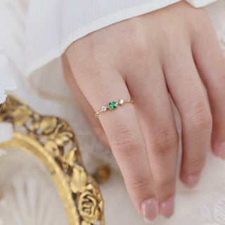 Vintage Minimalist Emerald Diamond Ring